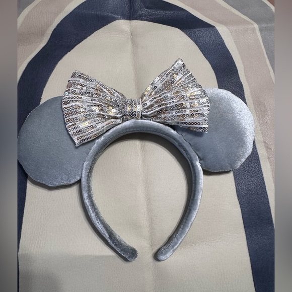 DISNEY PARKS MINNIE MOUSE EARS WINTER FROST GRAY QUILTED BOW HEADBAND - Picture 1 of 2